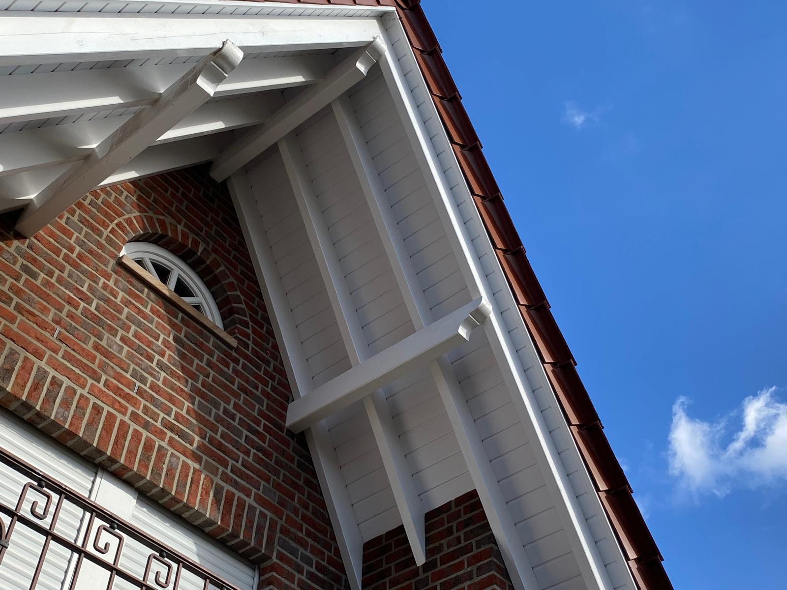 Gereinigter Dach&uuml;berstand an einem Haus in Hopsten.